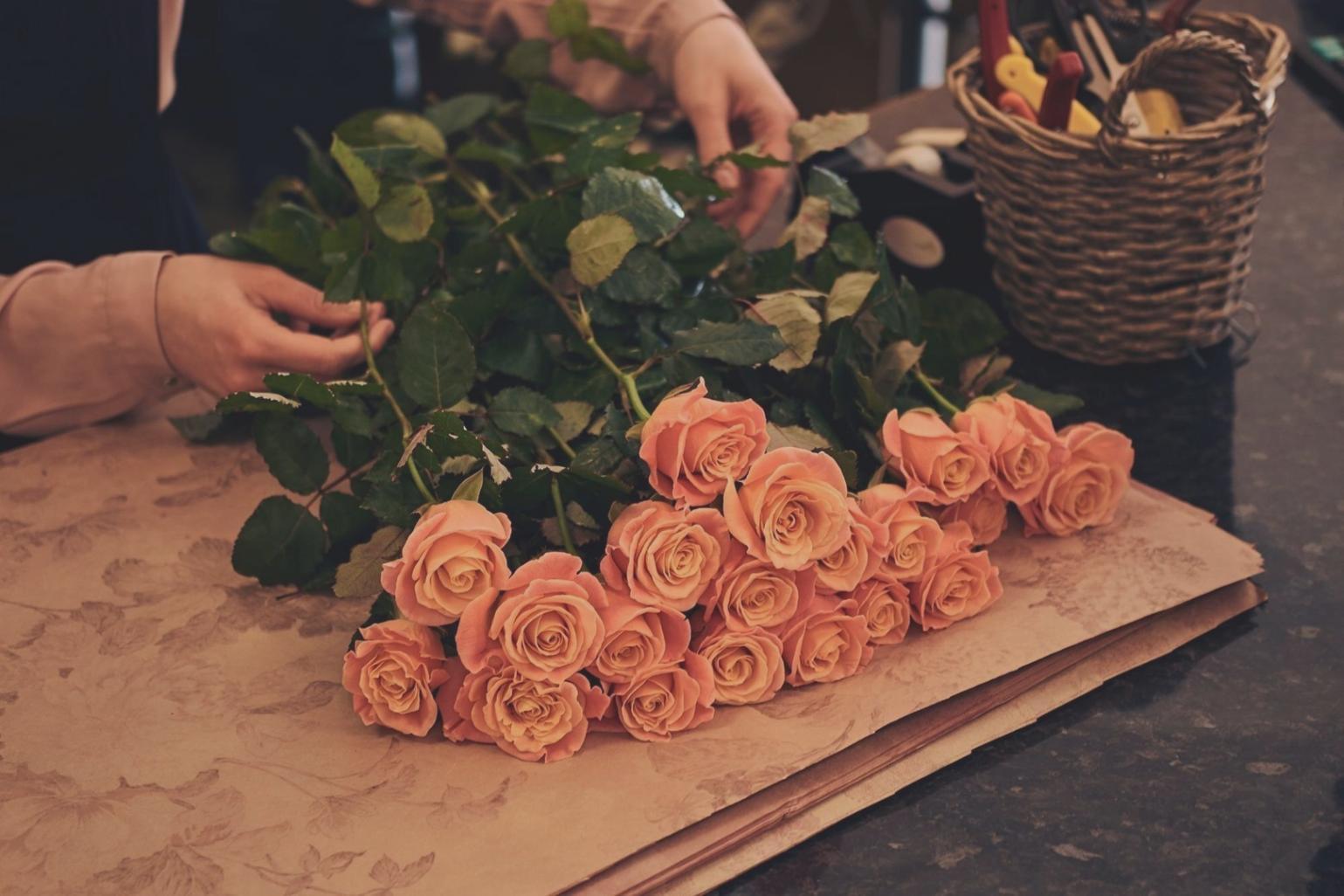 Détails de compositions florales festives en cours de création