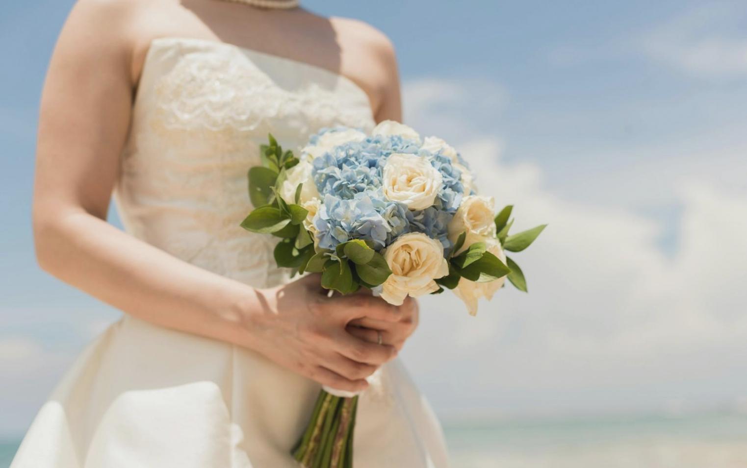 Espace de travail atelier floral avec matériaux naturels